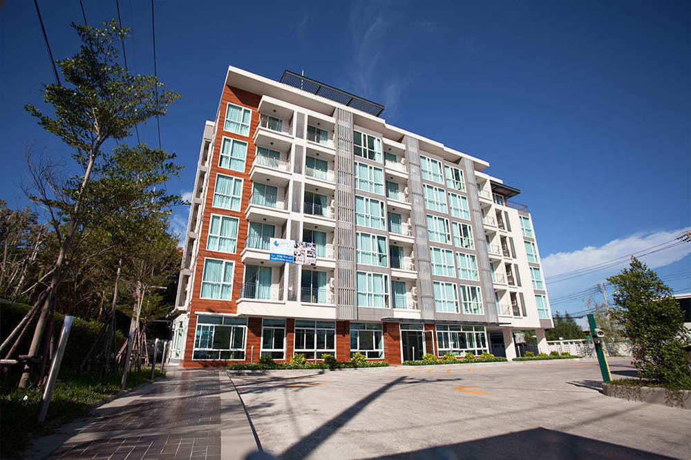 Bbg Seaside Luxurious Service Apartment Bang Saen Bagian luar foto