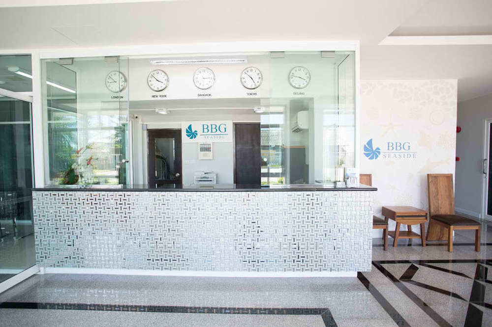 Bbg Seaside Luxurious Service Apartment Bang Saen Bagian luar foto