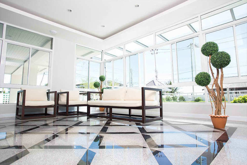 Bbg Seaside Luxurious Service Apartment Bang Saen Bagian luar foto