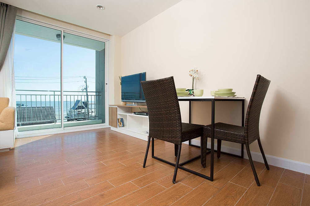 Bbg Seaside Luxurious Service Apartment Bang Saen Bagian luar foto