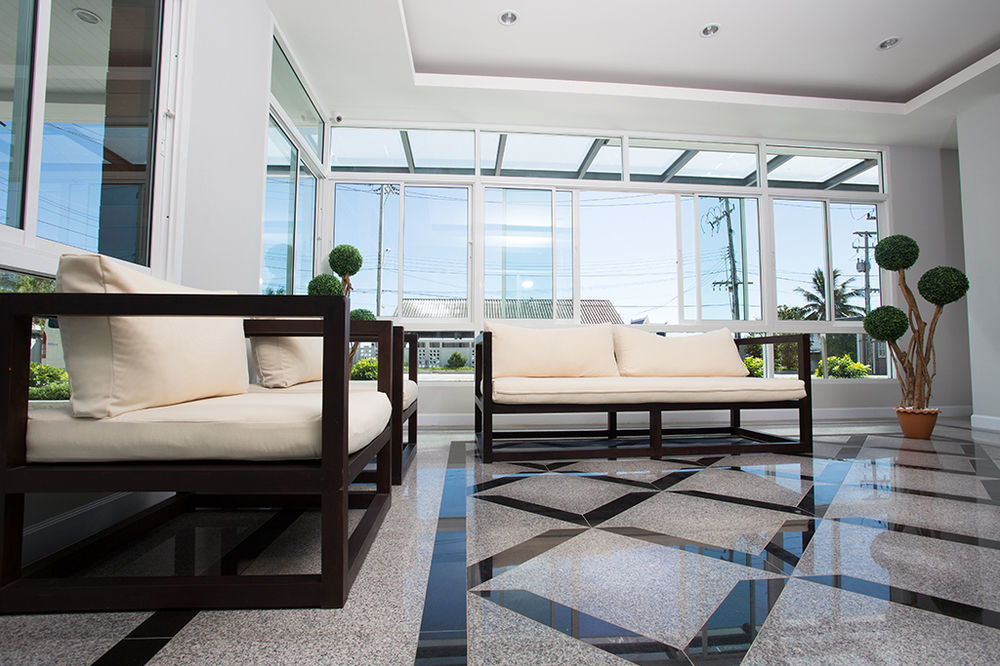Bbg Seaside Luxurious Service Apartment Bang Saen Bagian luar foto