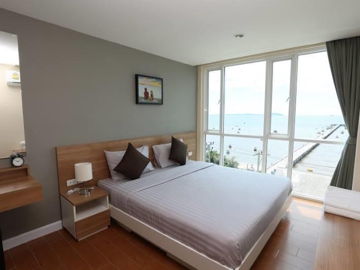 Bbg Seaside Luxurious Service Apartment Bang Saen Bagian luar foto