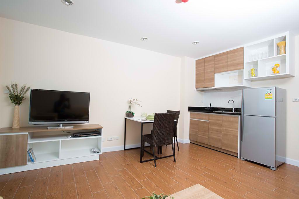 Bbg Seaside Luxurious Service Apartment Bang Saen Bagian luar foto