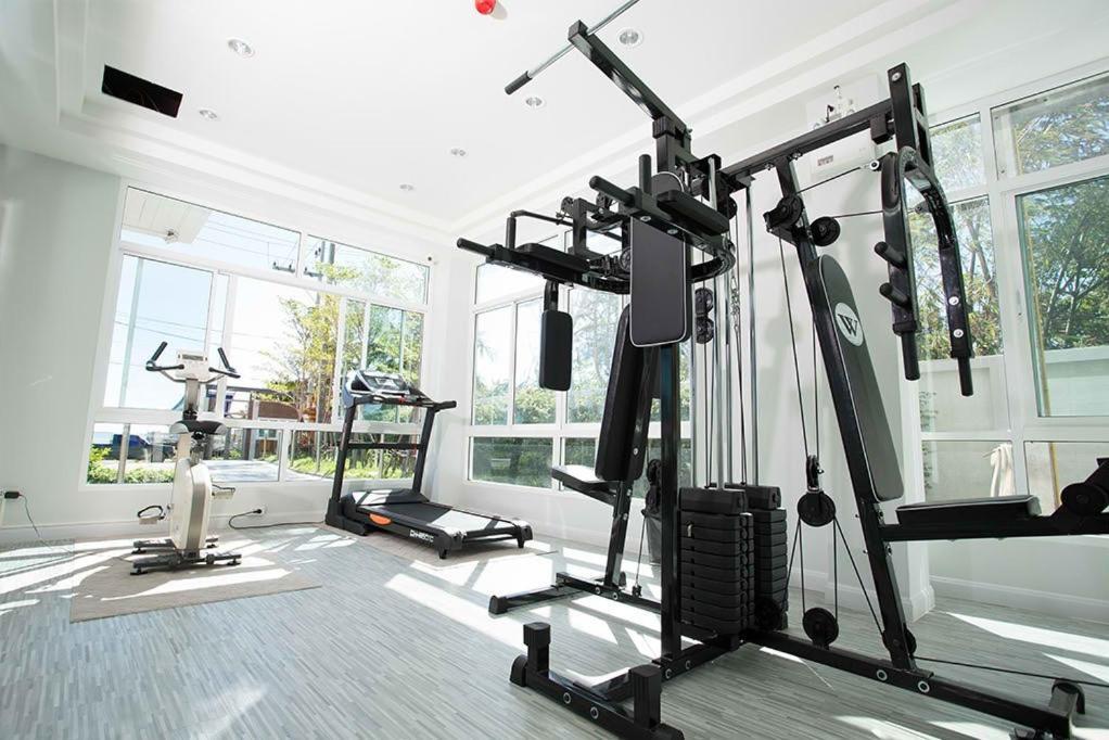 Bbg Seaside Luxurious Service Apartment Bang Saen Bagian luar foto